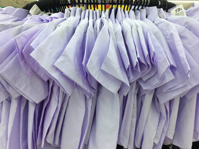 primer-plano-de-camisas-blancas-colgando-en-un-estante-de-la-tienda